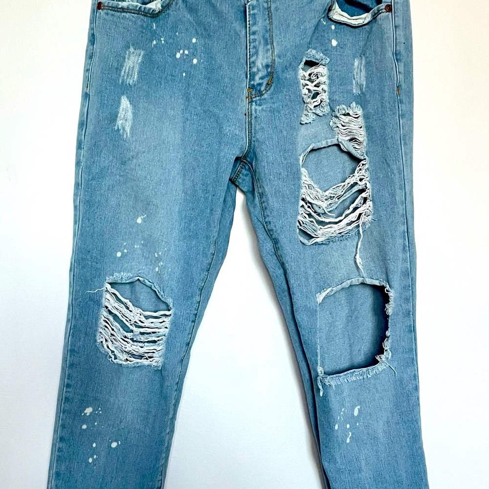 Baggy boyfriend fit destroyed jeans